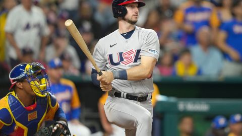 Kyle Tucker conecta cuadrangular en el juego contra Venezuela.