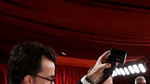 Lady Gaga se da cuenta que un fotógrafo cayó al suelo en los Premios Oscar 2023.