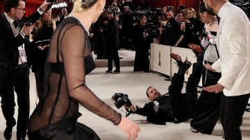 Lady Gaga se da cuenta que un fotógrafo cayó al suelo en los Premios Oscar 2023.