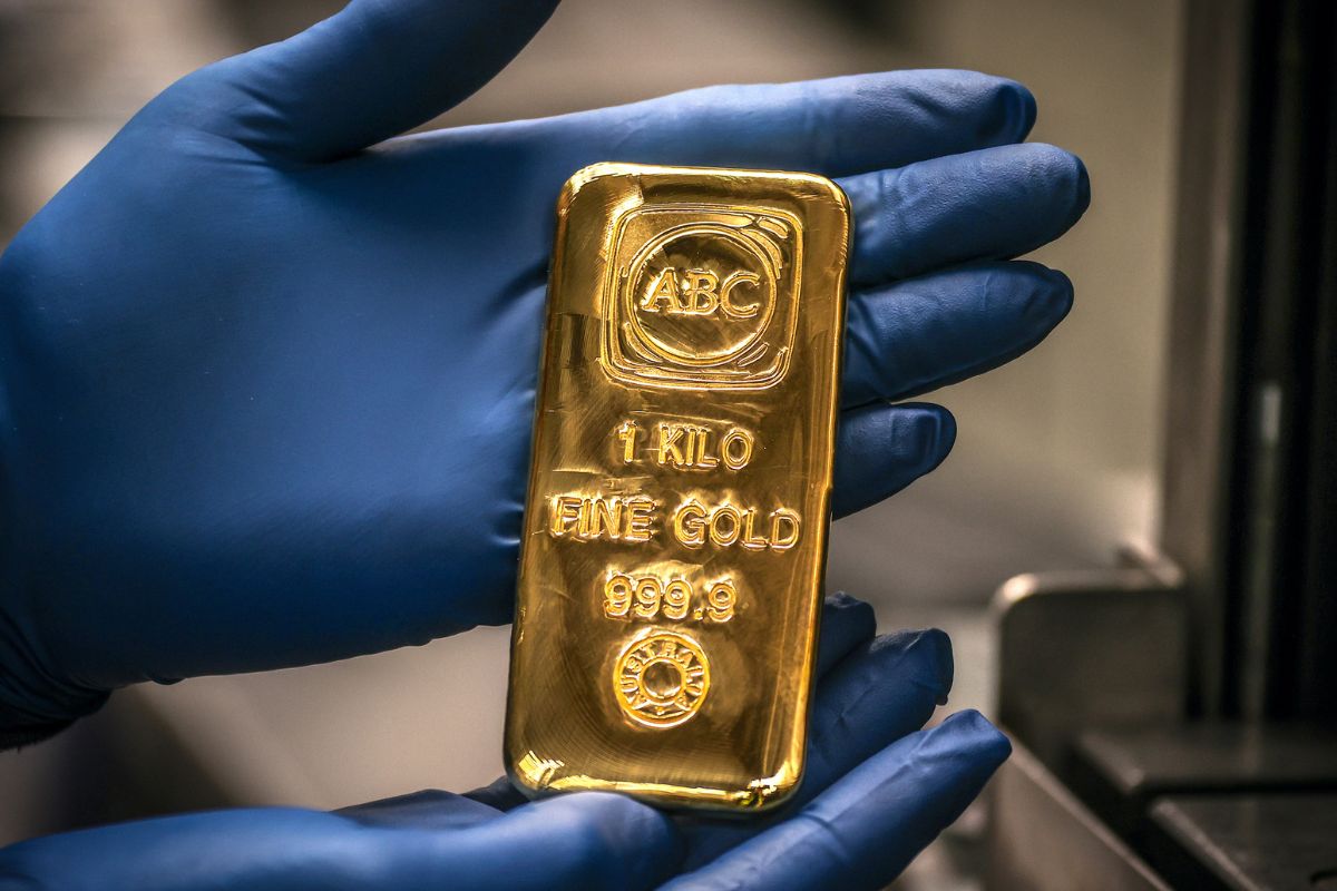 CBP incautó lingotes de oro y oro suelto al interior de una caja.