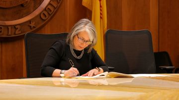 La gobernadora Michelle Lujan Grisham promulgó el proyecto de ley 7 el jueves.