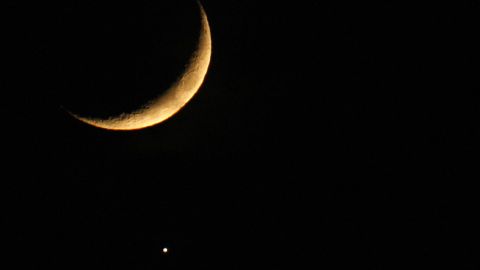 La alineación de 5 planetas ocurre bajo la Luna, desde la perspectiva de la Tierra.