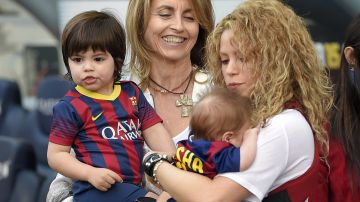Madre de Gerard Piqué, Montserrat Bernabeu, Shakira y Milan y Sasha durante un juego del FC Barcelona en el 2015.