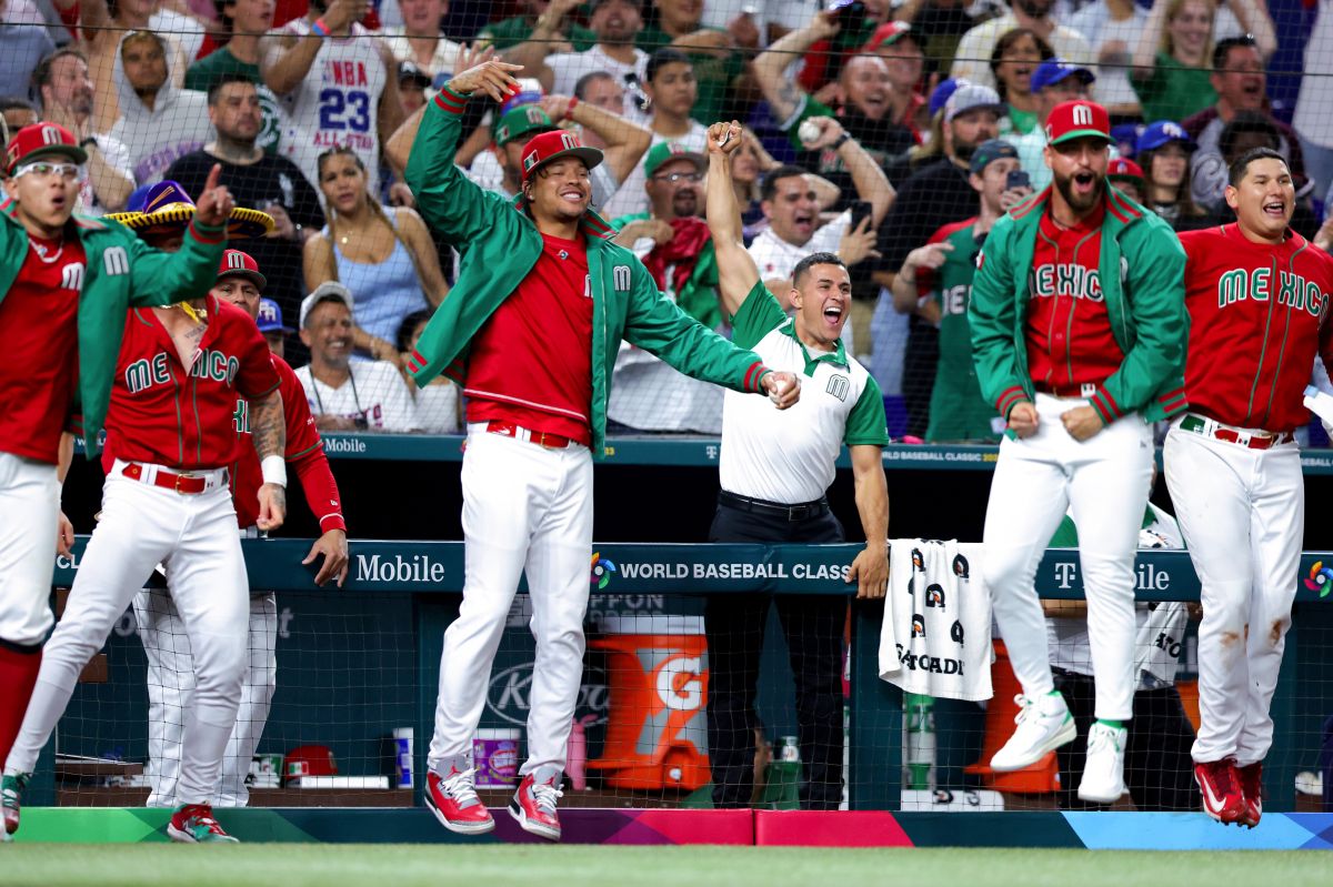 México celebra su victoria contra Puerto Rico.
