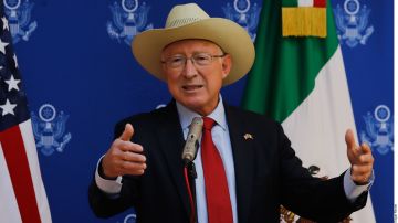 Embajador Ken Salazar se reúne con AMLO tras secuestro de 4 ciudadanos estadounidenses en Tamaulipas