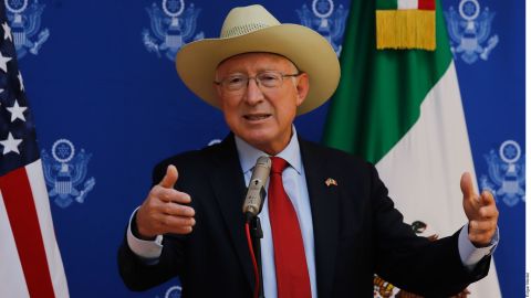 Embajador Ken Salazar se reúne con AMLO tras secuestro de 4 ciudadanos estadounidenses en Tamaulipas