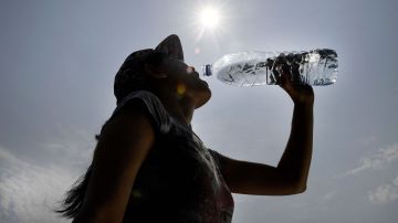 Mitad del gasto en agua embotellada alcanzaría para ofrecer agua potable a todo el mundo
