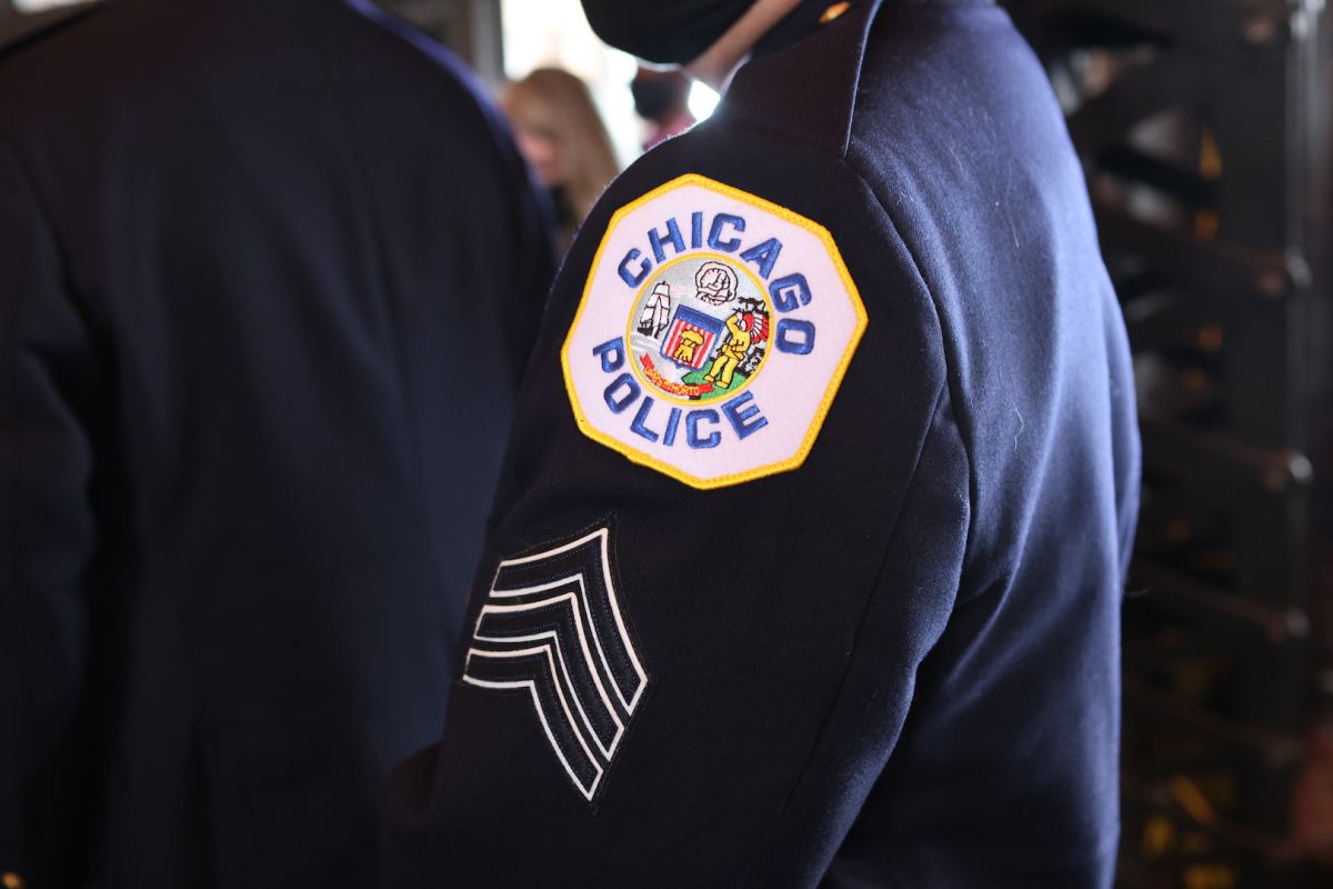 Two police officers began to pursue the suspect when a close range exchange of fire took place between an officer and the assailant. / Photo: Getty Images