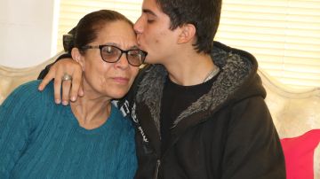 Luz López es consolada por su nieto.