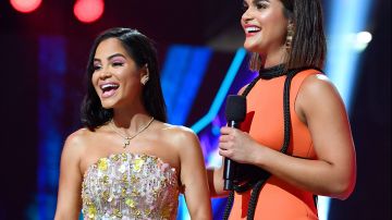 Natti Natasha y Clarissa Molina animando los Premios Juventud 2017.