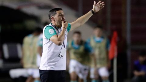 Nicolás Larcamon dirige hoy, en un partido de la Liga de Campeones de la Concacaf entre Tauro y León.