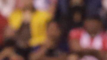 Omar Fernández (d) de Puebla disputa el balón con Ronaldo Cisneros (i) de Guadalajara.