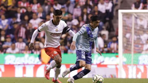 Omar Fernández (d) de Puebla disputa el balón con Ronaldo Cisneros (i) de Guadalajara.