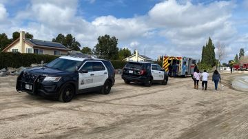 La Autoridad de Bomberos del Condado de Orange atendieron al niño y a su rescatista, en el río santa Ana.