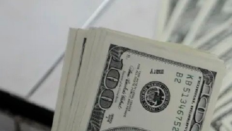 El dólar bajó frente al peso este martes.