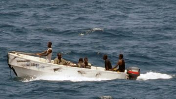 Piratas atacan un barco petrolero y secuestran a su tripulación