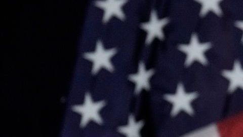 El presidente Joe Biden fue criticado por reír ante falsa acusación por la muerte de dos jóvenes por consumo de fentanilo.