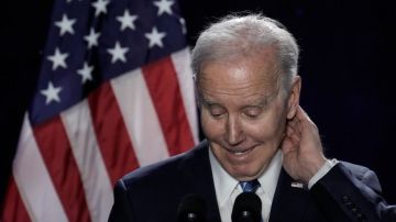 El presidente Joe Biden fue criticado por reír ante falsa acusación por la muerte de dos jóvenes por consumo de fentanilo.