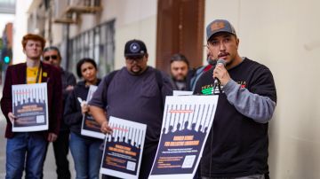 Activistas protestan la muerte del inmigrante y piden mejores condiciones para los detenidos.