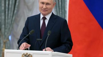 Putin se pasea por Crimea un día después de que emitieran una orden internacional de arresto en su contra