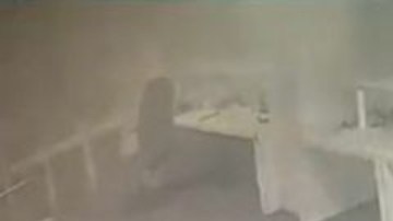 Captura del video de cámaras de seguridad del centro de detención de inmigrantes en Ciudad Juárez.