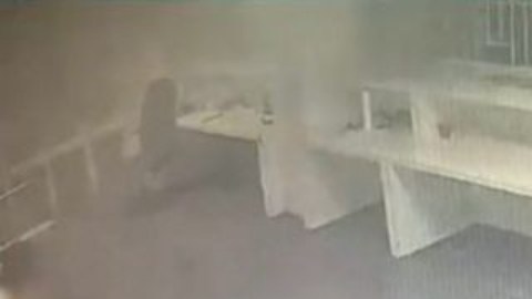 Captura del video de cámaras de seguridad del centro de detención de inmigrantes en Ciudad Juárez.