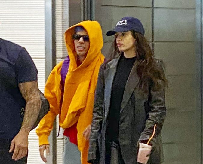 Rauw Alejandro y Rosalía en el aeropuerto en Washington D.C.