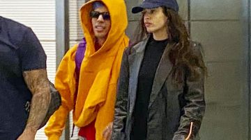 Rauw Alejandro y Rosalía en el aeropuerto en Washington D.C.