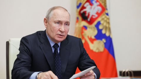 El presidente de Rusia, Vladímir Putin, informó este viernes en una reunión con los miembros del Consejo de Seguridad sobre la adopción de una nueva redacción del concepto de la política exterior. / Foto: AFP / Getty Images