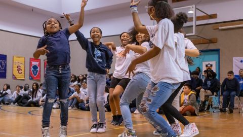 La escuela cuenta con 405 estudiantes hast el octavo grado.