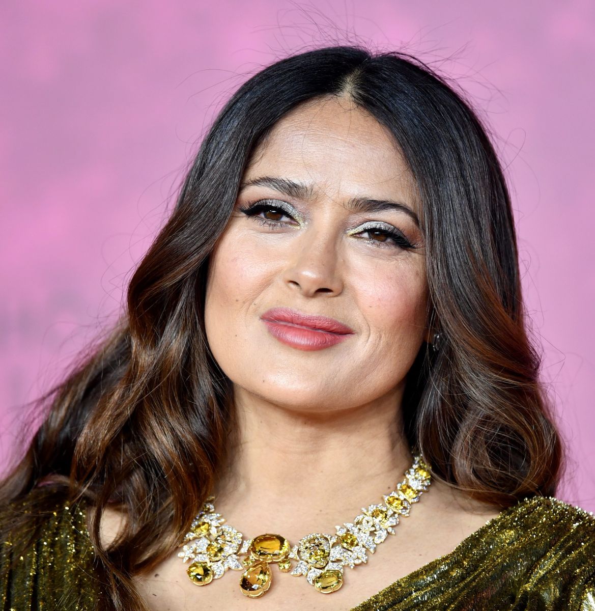 Salma Hayek visits Jordan and boasts a photo without a drop of makeup ...