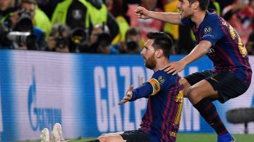 Sergi Roberto y Messi celebran un gol con la camiseta del FC Barcelona.