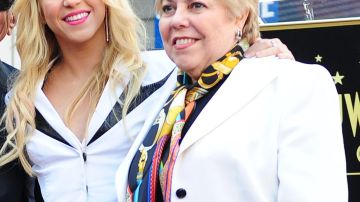 Shakira y su mamá, Nidia Ripoll, en el 2021 en Hollywood.