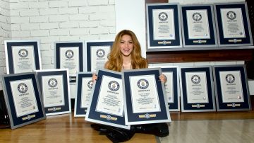 Shakira posa junto a sus nuevos 14 Guinness World Records desde Nueva York.
