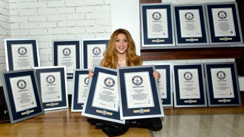 Shakira posa junto a sus nuevos 14 Guinness World Records desde Nueva York.