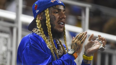El rapero Tekashi 6ix9ine disfrutando de un juego de la MBL.