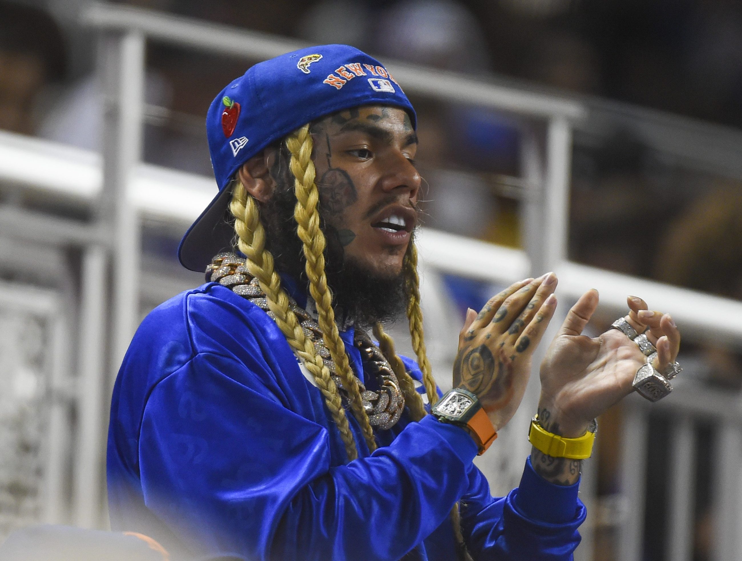 A bordo de la camioneta de Yailin? Tekashi genera revuelo regalando dinero  en República Dominicana - La Opinión