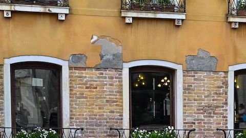 Turista se tira un clavado al canal de Venecia desde un edificio de tres pisos