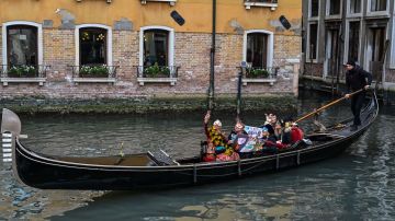 Turista se tira un clavado al canal de Venecia desde un edificio de tres pisos