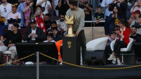 Gerard Piqué con el trofeo de la Kings League.