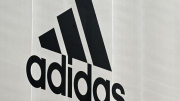 Imagen del logotipo de la marca deportiva Adidas, en color negro y blanco.