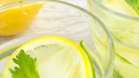 Tomar un poco de agua de limón cada día dará grandes beneficios a tu salud