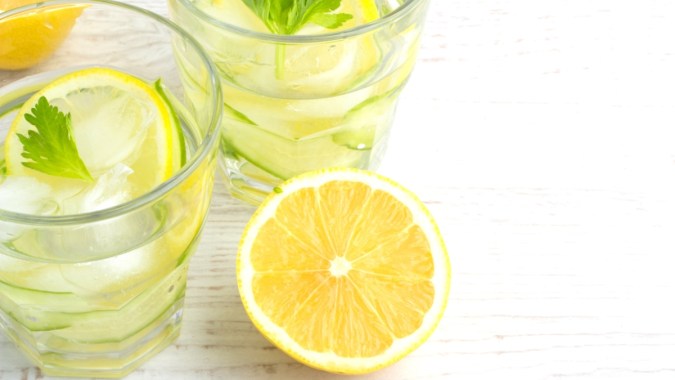 Tomar un poco de agua de limón cada día dará grandes beneficios a tu salud