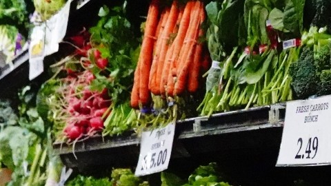 Imagen de varios alimentos colocados en estantes de un supermercado.