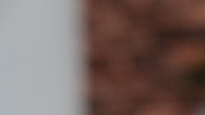 Imagen de una mano que sostiene las llaves de la vivienda, mientras en el fondo se ven unas cajas de cartón apiladas.