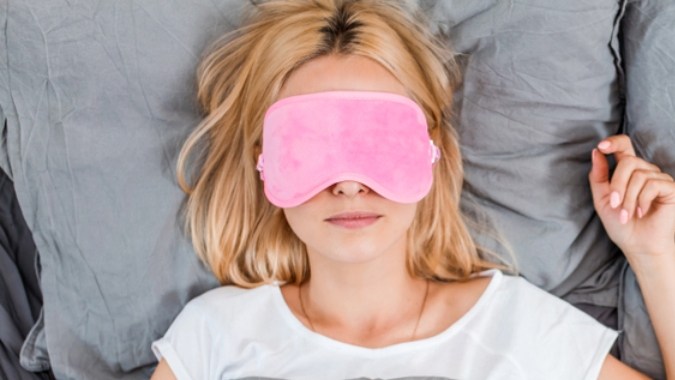 Usar antifaz para dormir es beneficioso para la memoria: por qué
