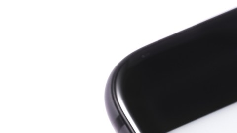 Imagen de un teléfono iPhone en cuya pantalla en color blanco de se ve una manzana de color negra y la palabra Pay.