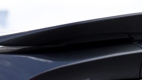 Imagen de dos autos, uno de color negro y otro de color blanco.