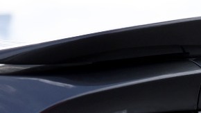 Imagen de dos autos, uno de color negro y otro de color blanco.