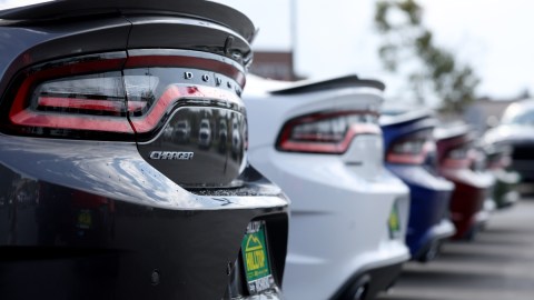 Imagen de dos autos, uno de color negro y otro de color blanco.